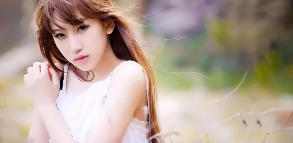 探索女性魅力：当美丽与触感交织，胸部的柔软之美如何影响我们的感官体验？