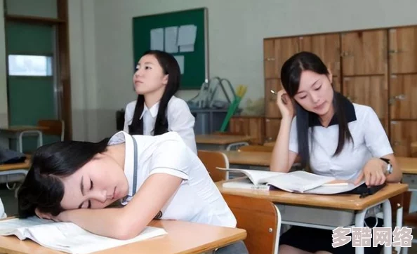 和女同学在教室做得好爽，意外发现学习的乐趣与友谊的深度交融，让我们更加珍惜校园时光