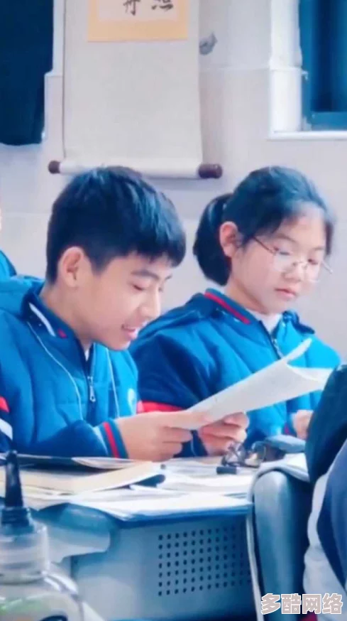 和女同学在教室做得好爽，意外发现学习的乐趣与友谊的深度交融，让我们更加珍惜校园时光
