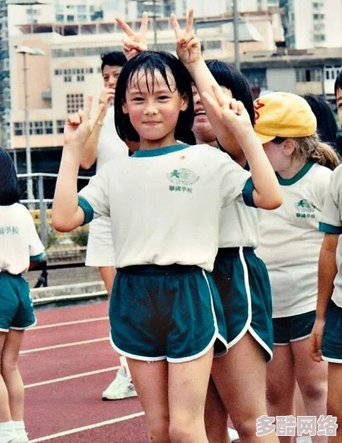 探索青春的边界：操女高中生背后的故事与成长之路